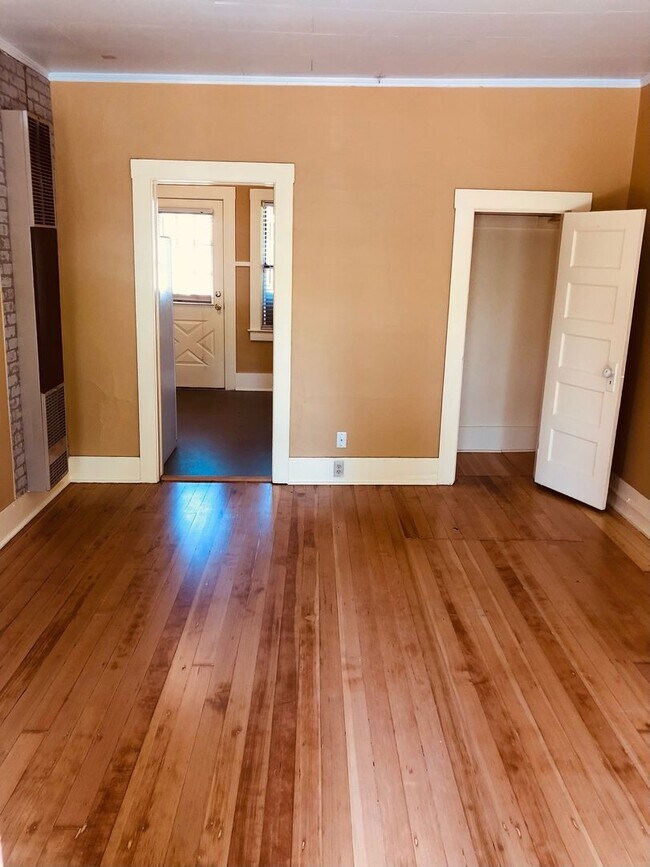 Building Photo - Historic Downtown Bend 1 Bed/1 Bath - NW Florida Ave