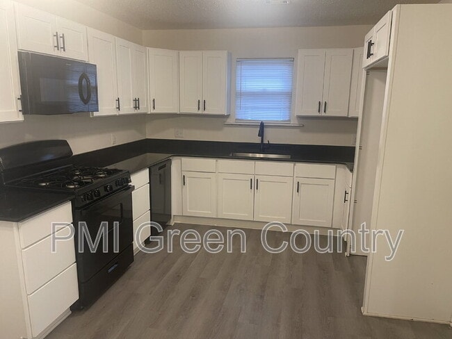 Building Photo - 428 S 67th E Ave