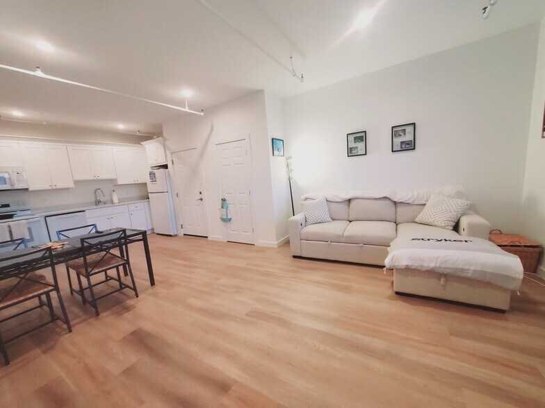 Building Photo - 39 Parker Ave