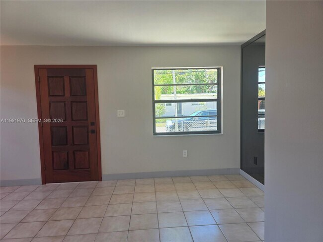 Building Photo - 2331 SW 31st Ave