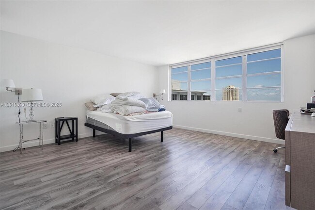 Building Photo - 825 Brickell Bay Dr