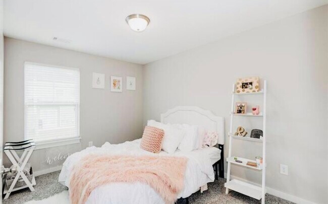 Building Photo - 731 Elmbrook Dr