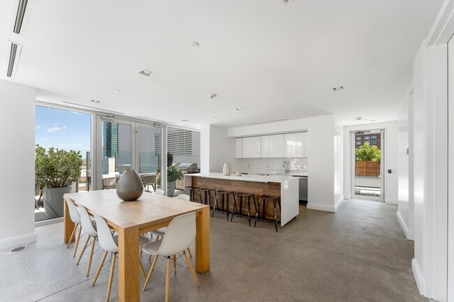 Building Photo - 148 1st St