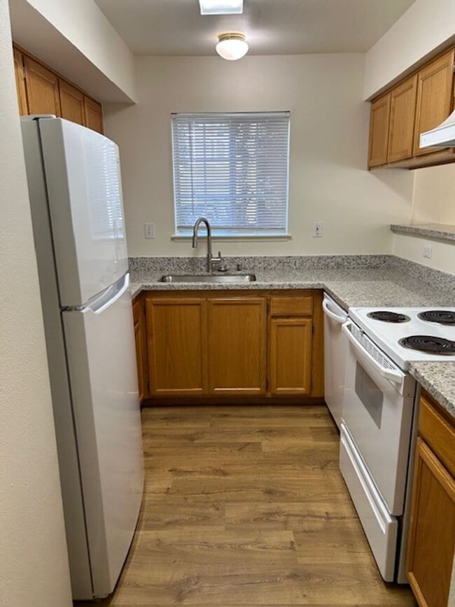 Building Photo - Beautiful 2 Bedroom Townhome Available Now!