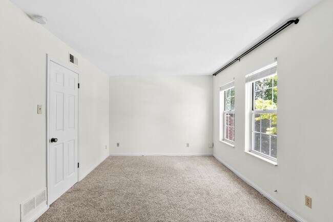 Building Photo - Spacious 1,440 SF Central West End Home with Garage Parking, Pool Access & Close to BJC/WashU