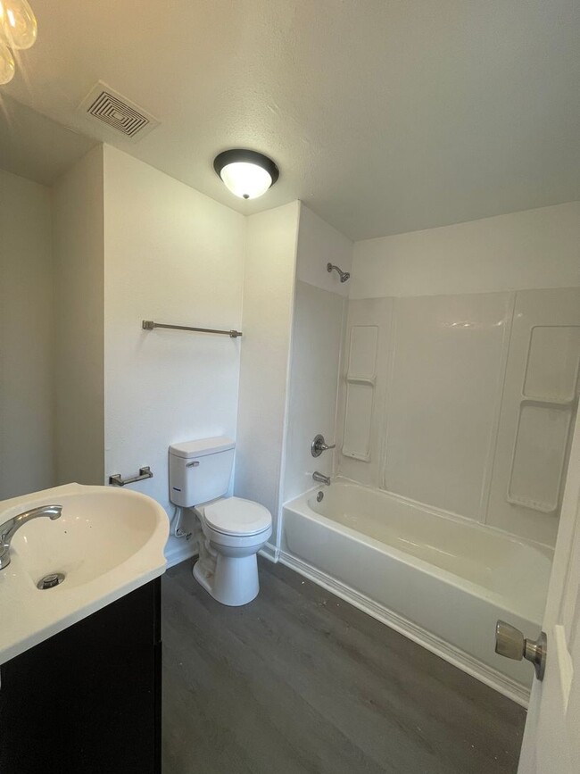 Building Photo - Recently Remodeled 2 bedroom 2 full bathro...