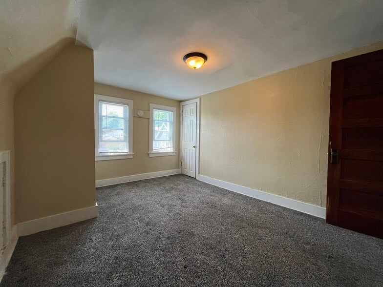 Building Photo - 2223 E Vollmer Ave