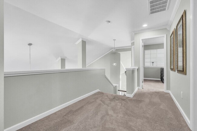 Building Photo - 2435 Pinehurst Ct