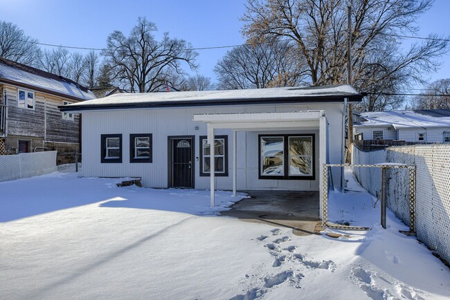 Building Photo - Adorable home near Dundee