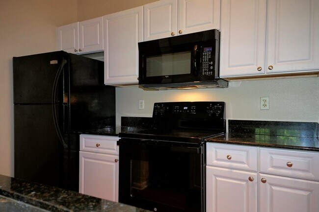 Building Photo - Capri at Hunters Creek - 2 WEEKS RENT FREE...