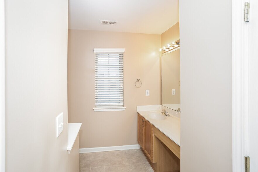 Building Photo - 6625 Courtland St