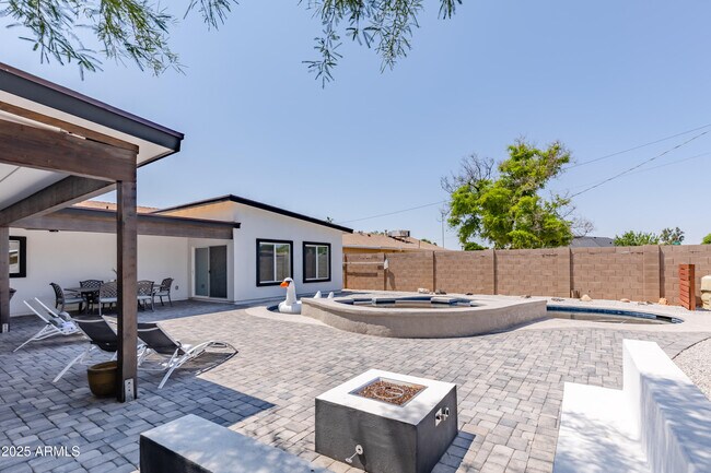 Building Photo - 3043 N 85th Pl