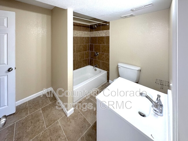 Building Photo - 5048 Weaver Dr