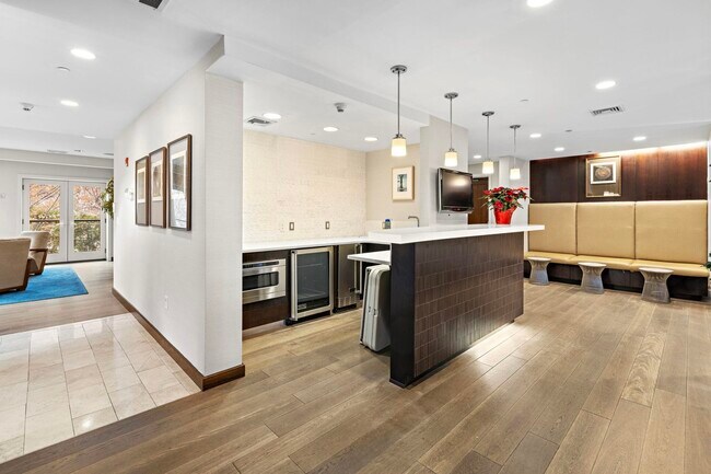 Building Photo - 250 Henley Pl