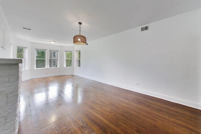 Building Photo - 3336 W Evergreen Ave