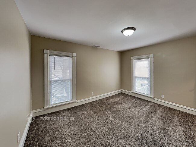 Building Photo - 424 E Park Ave