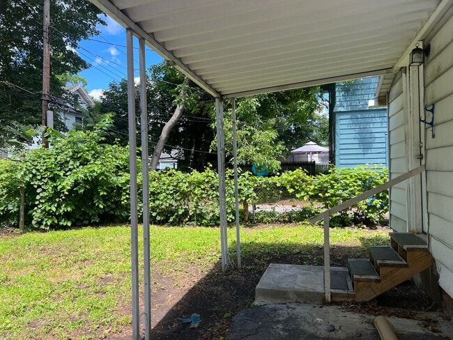 Building Photo - 1st FL BEDROOMS, 1ST FL LAUNDRY. MOVE-IN R...