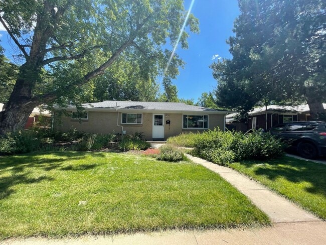 Primary Photo - Reduced $2995 BOULDER HOME 5 BEDROOM, 3 FU...