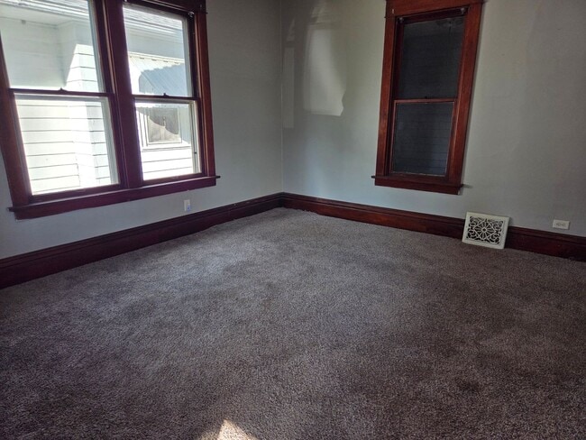 Building Photo - Nice, spacious 3 BR, 1 BA house for rent