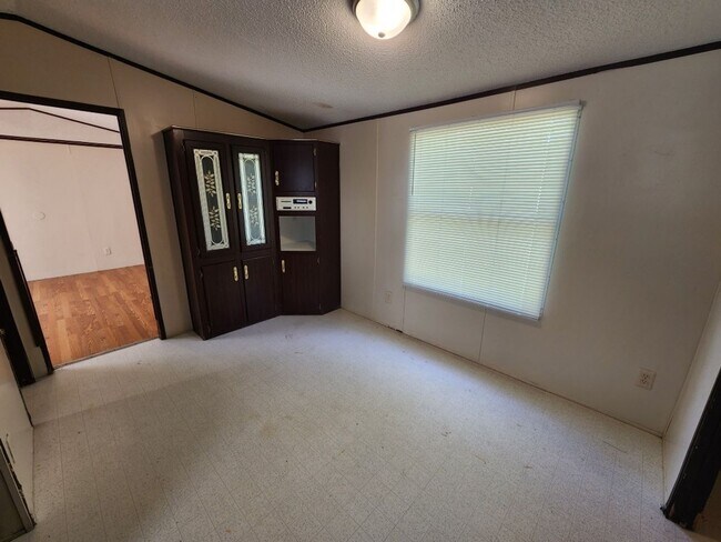 Building Photo - 15 Wilma Ln