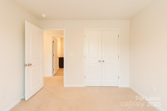 Building Photo - 6010 Walkers Run Dr