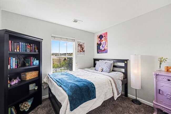 Building Photo - "Discover Your Dream Home: Spacious 3-Bedroom Townhouse in Scenic Castle Rock!"