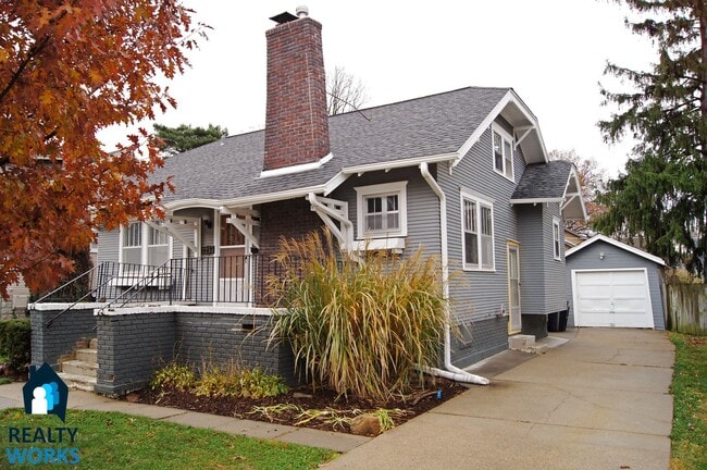 Primary Photo - Super Cool bungalow in the Country Club ne...