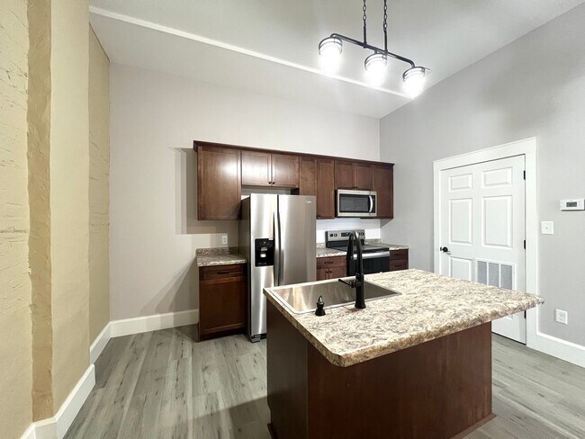 Building Photo - 2 Bedroom/1 Bathroom Unit in Delavan!