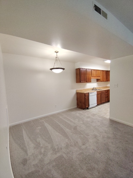 Building Photo - 600 Reusens Rd