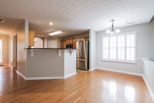 Building Photo - 111 Village Dr