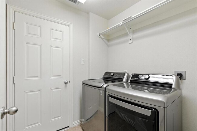 Building Photo - 7019 Dewberry Shores Ln