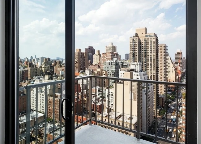 Building Photo - 200 E 82nd St