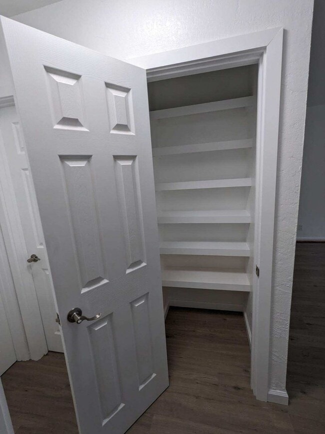 Building Photo - 2 Bedroom 1 Bath Townhouse w/ 1 Parking Stall.