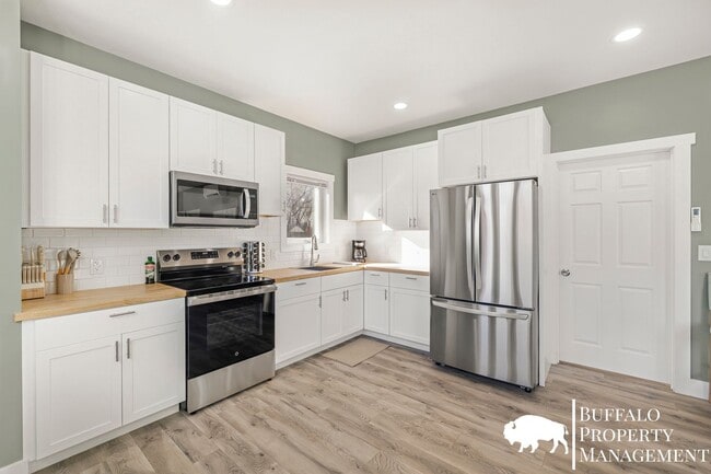 Building Photo - Brand new fully furnished home available f...