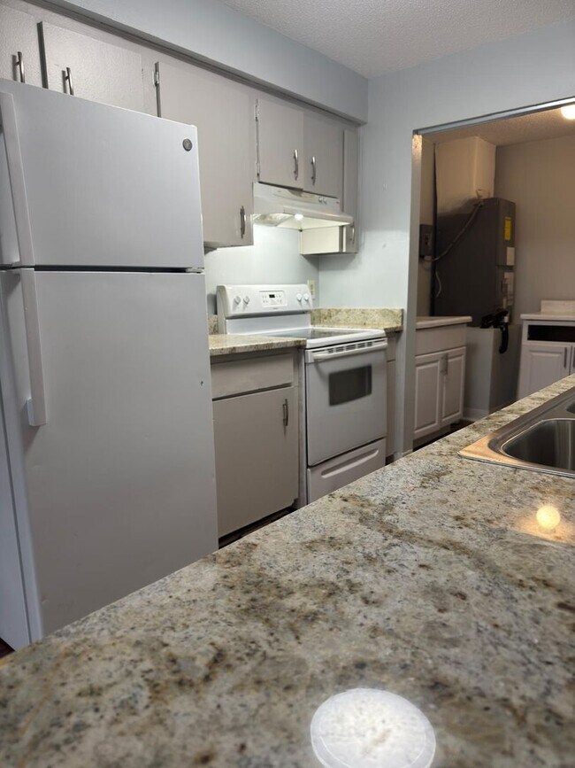 Building Photo - Charming Three Bedroom One Bathroom House ...