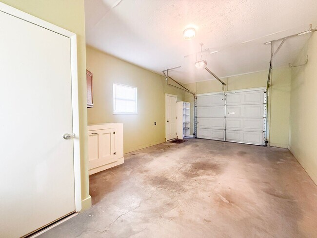 Building Photo - Pet-Friendly 3-Bedroom Home with Fenced Yard, Sun Room & Utilities Included