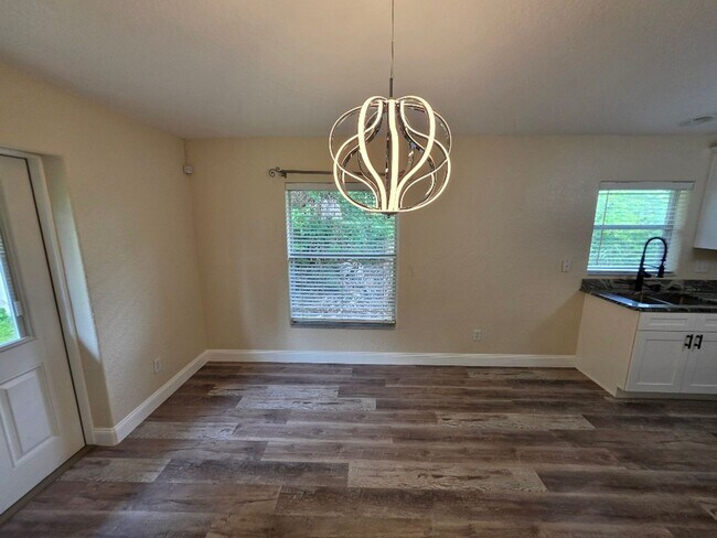 Building Photo - Beautiful 3 Bedroom 2 Bathroom Daytona Beach Home