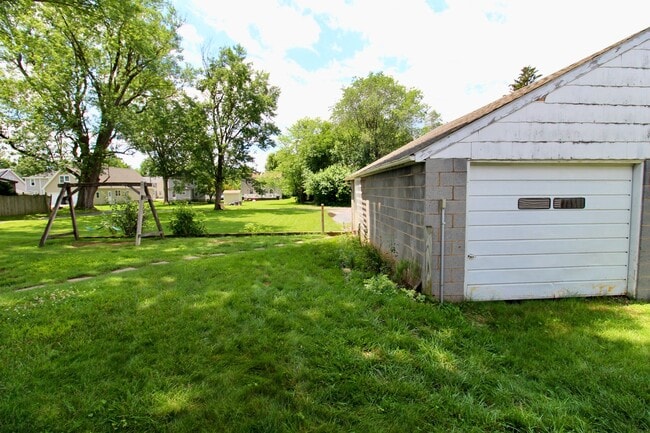 Building Photo - Charming Cottage Just Steps from Bridgewat...