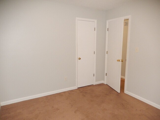 Building Photo - LOVELY & Spacious 3/2 Twn, New Plank Floor...