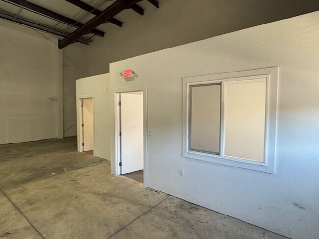 Building Photo - 967 Lawnsdale Rd