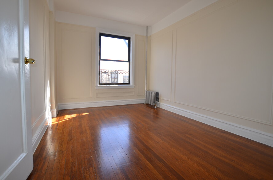 Building Photo - 121 E 38th St