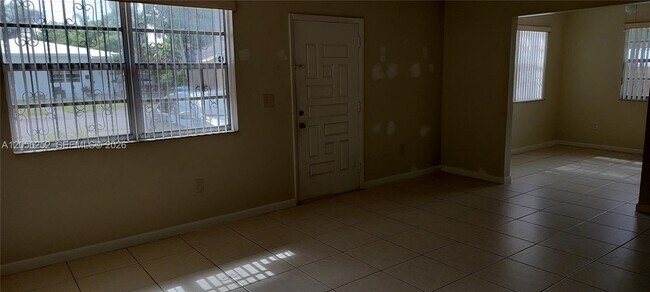 Building Photo - 2829 SW 38th Ct