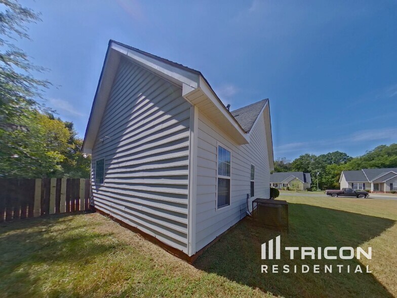 Building Photo - 717 Forest Valley Ln