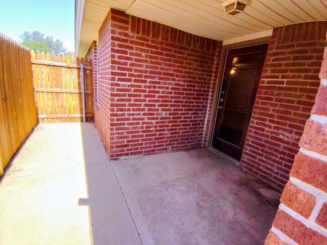 Building Photo - 526 N Dover Ave