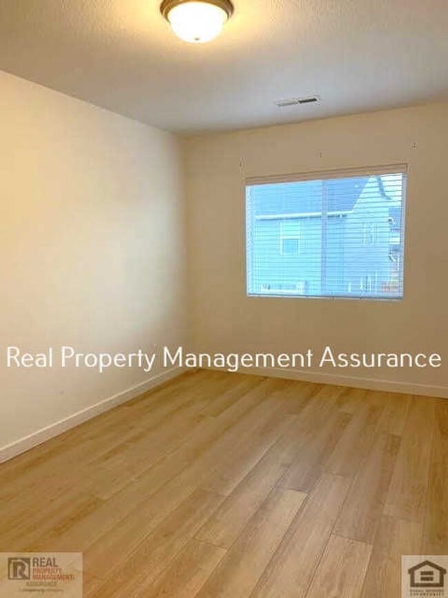 Building Photo - Modern 3 Bedroom Duplex With Garage!!