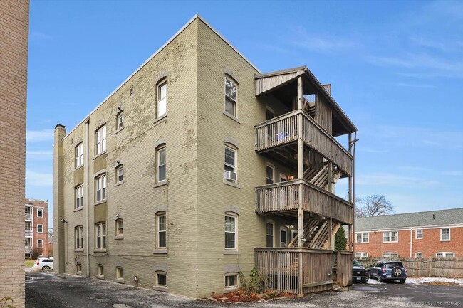 Building Photo - 40 Robin Rd