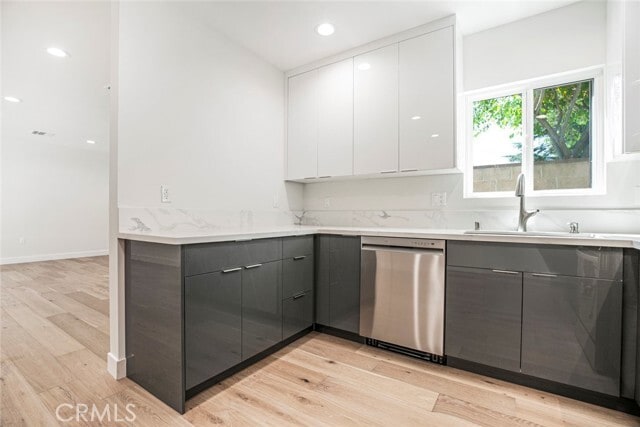 Building Photo - 10446 Woodley Ave