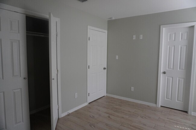 Building Photo - 2802 W Primrose Ave