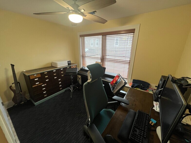 Building Photo - 118 Holland St