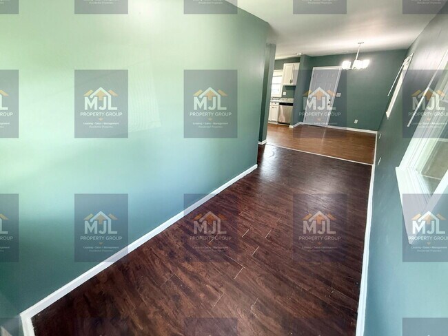 Building Photo - Spacious 3 Bedroom / 1 Bath Apartment in Sugar Creek *Ready Now*